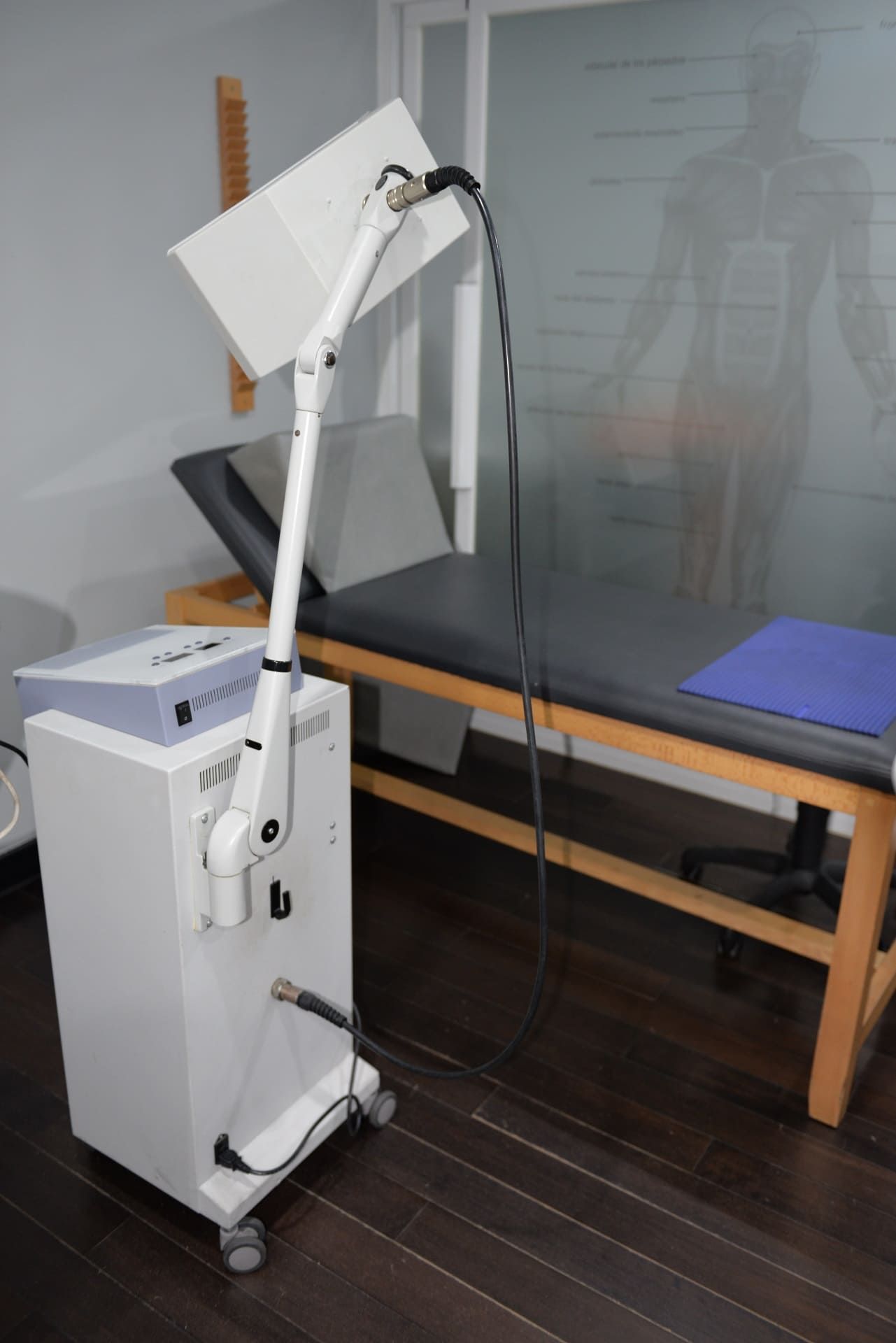 Una máquina está sentada en una habitación al lado de una cama.
