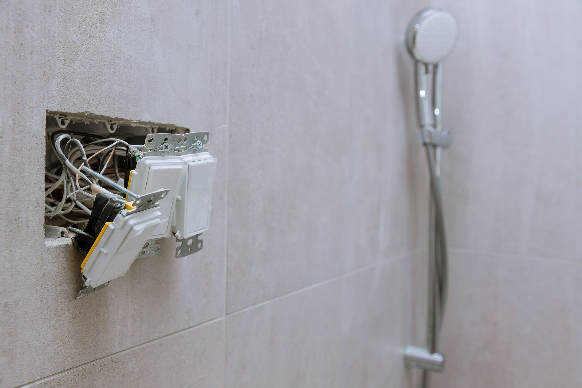 Installation de prises électriques dans une salle de bains