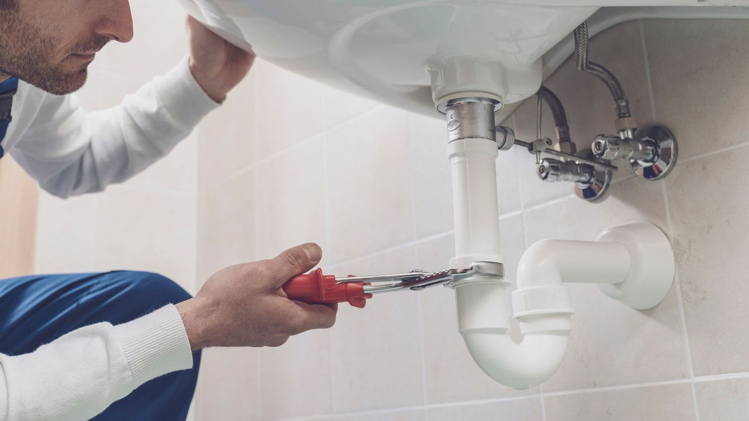 Installation de la plomberie d'un évier