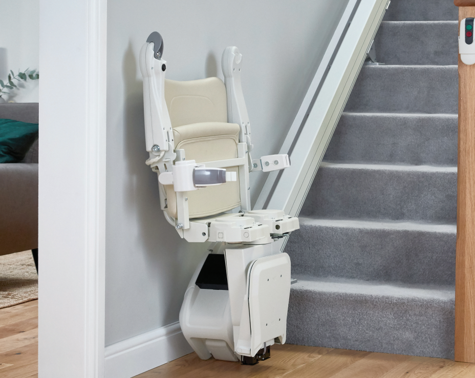 Monte-escalier beige sur un escalier recouvert de moquette grise