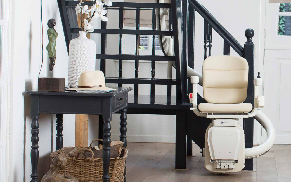 Monte-escalier sur un escalier noir dans un intérieur de maison