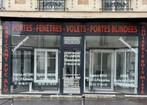 Devanture de la boutique de portes et de fenêtres