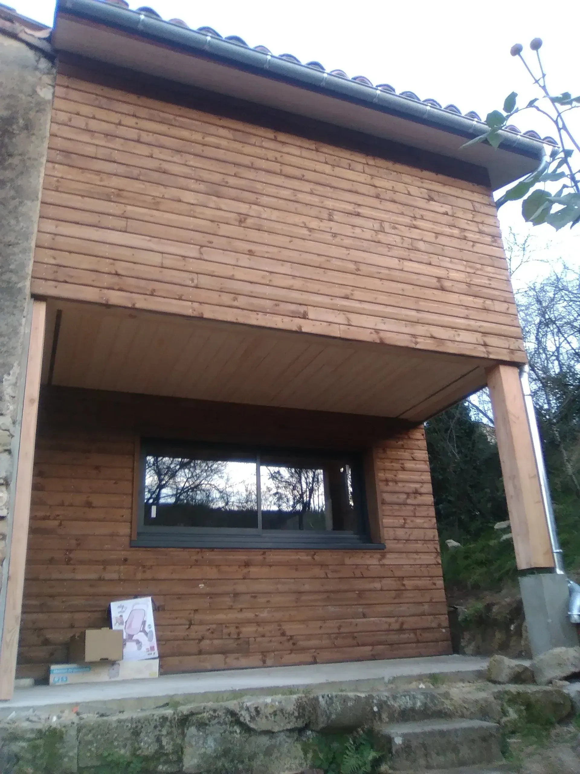 Solide structure de maison en bois