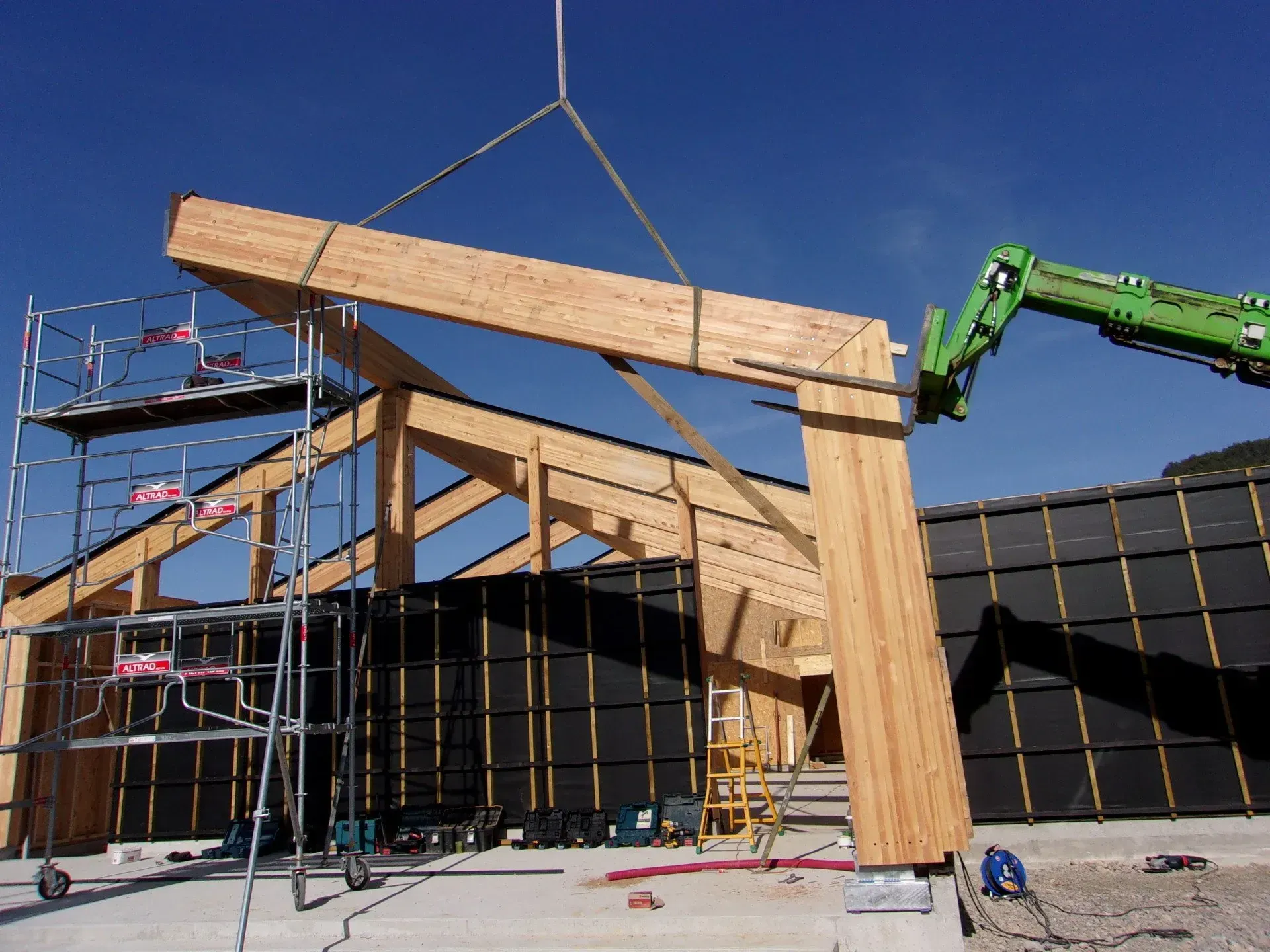 Pose de la structure en bois d'une maison