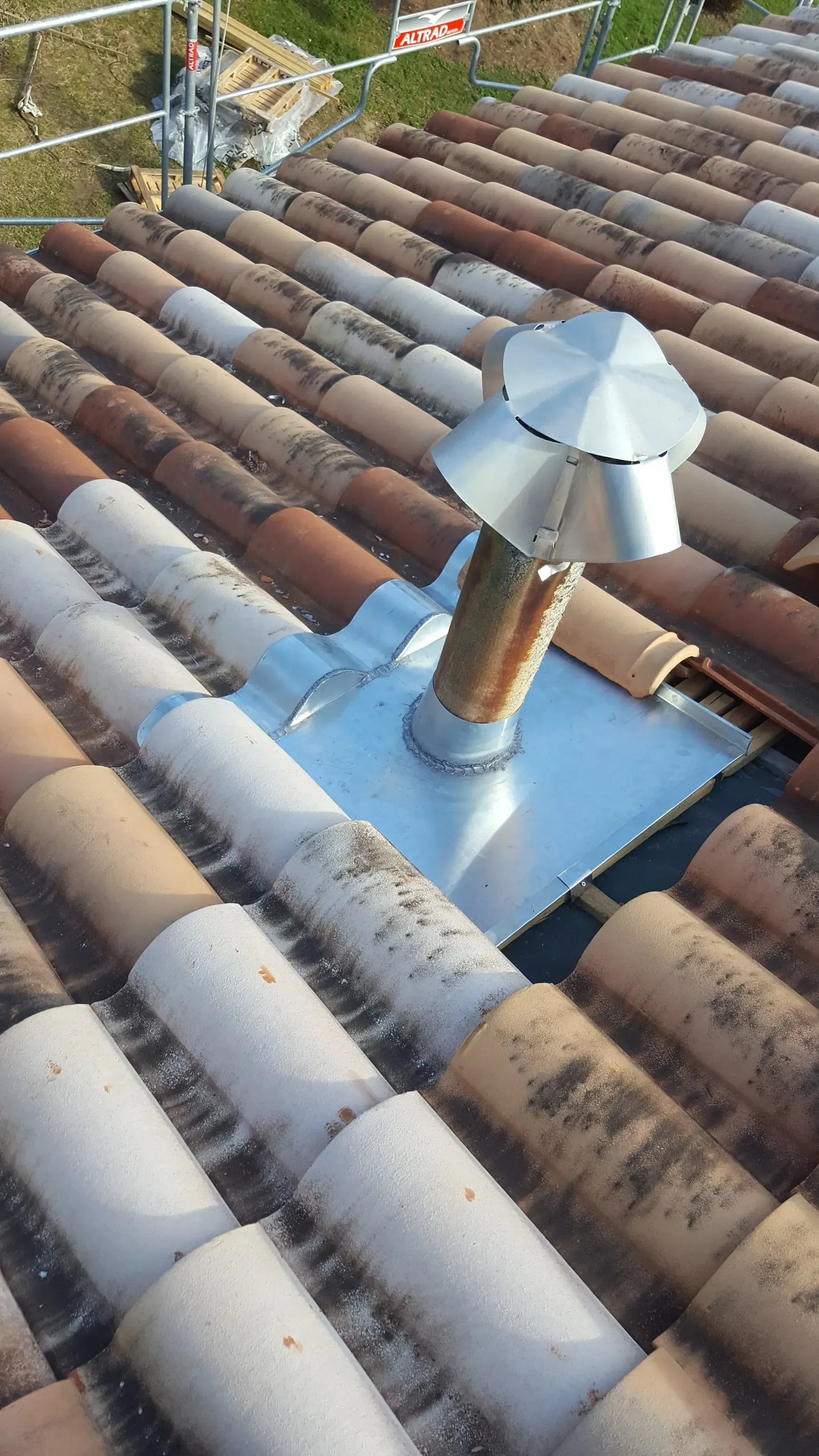 Zoom sur la zinguerie d'une petite cheminée