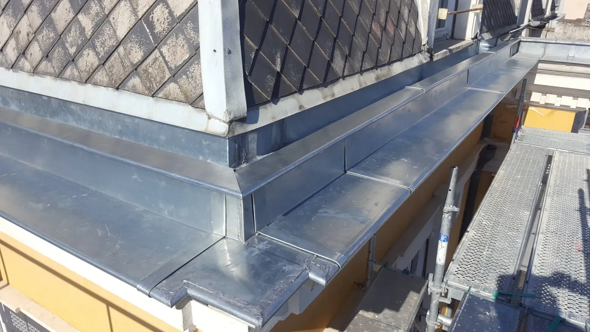 Travaux de zinguerie sur une toiture