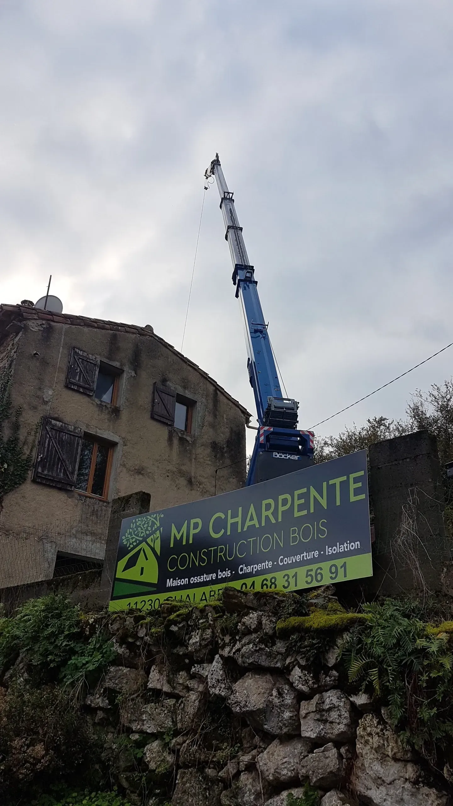 Panneau MP Charpente avec en fond une grue