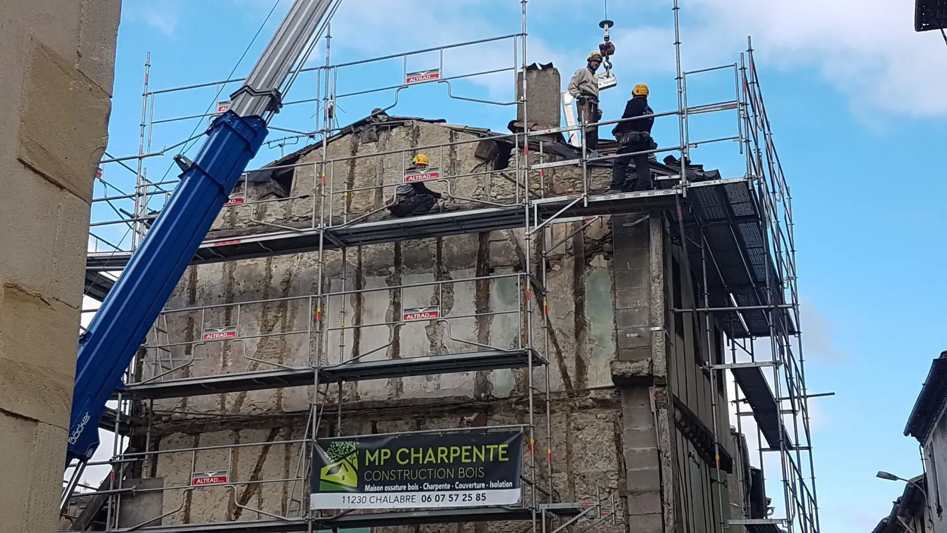 Échafaudage MP Charpente autour d'une maison à rénover 