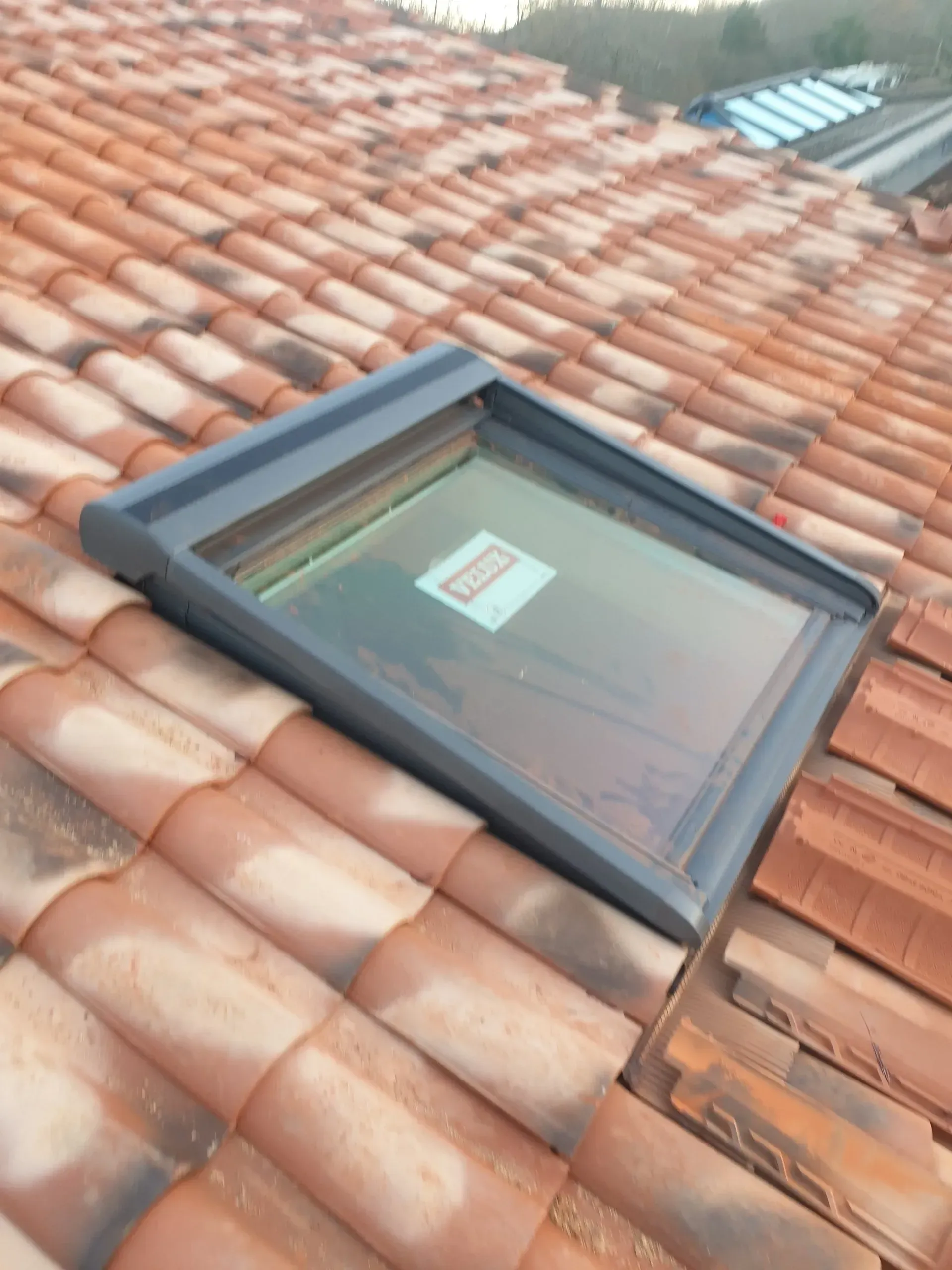 Zoom sur un velux sur une toiture