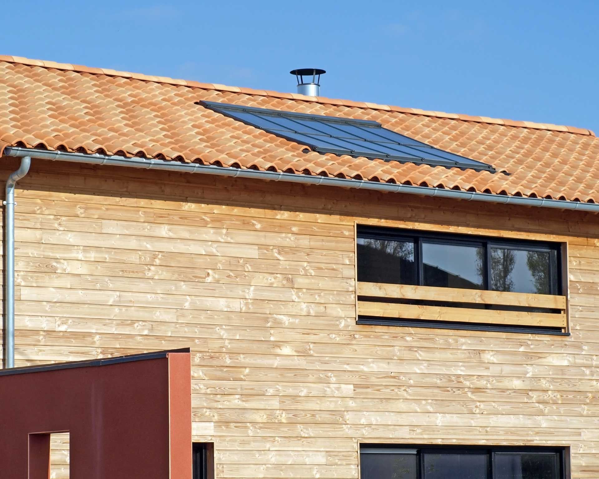 Panneaux photovoltaïques sur la toiture d'une maison en bois