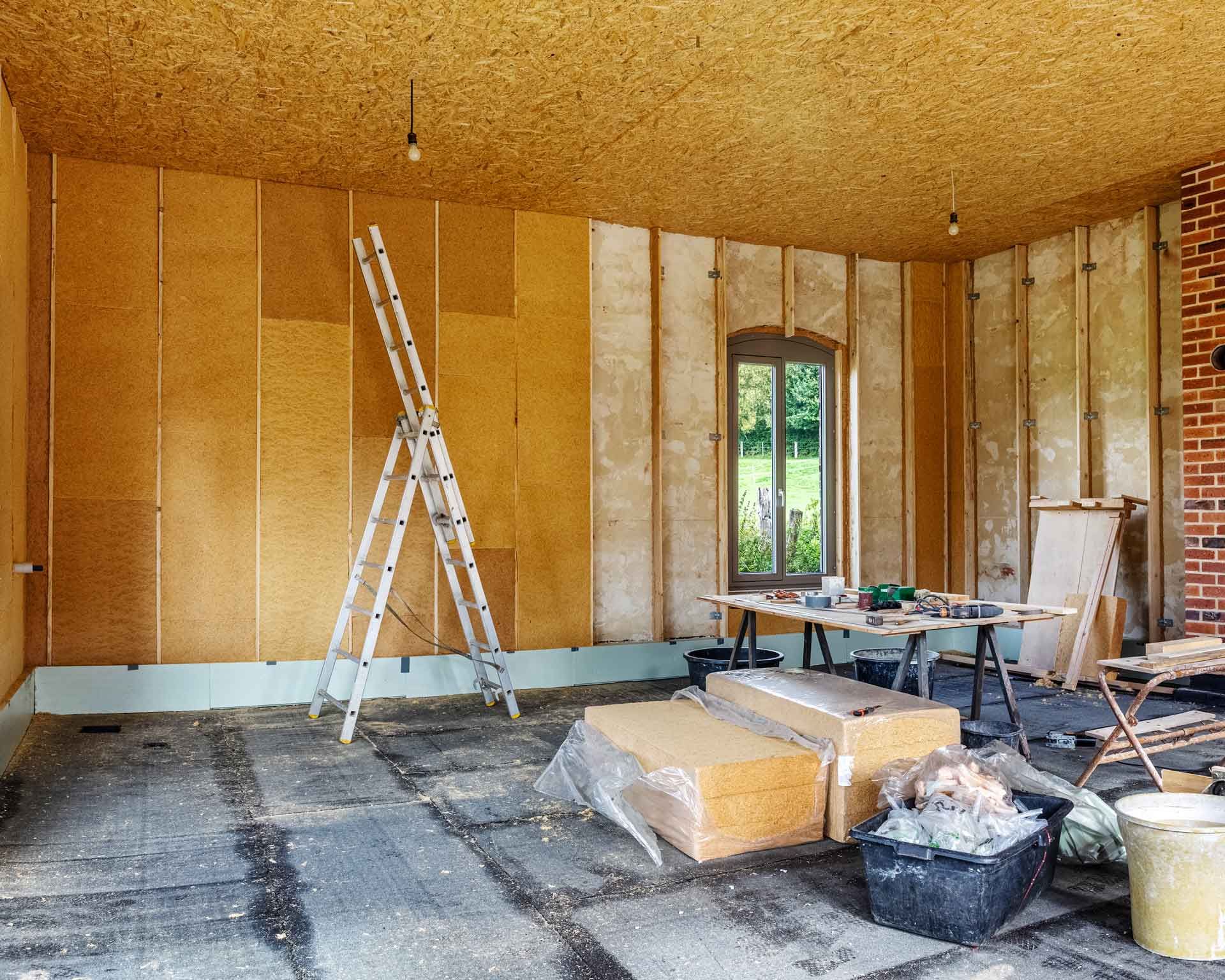 Intérieur d'une maison en bois en chantier