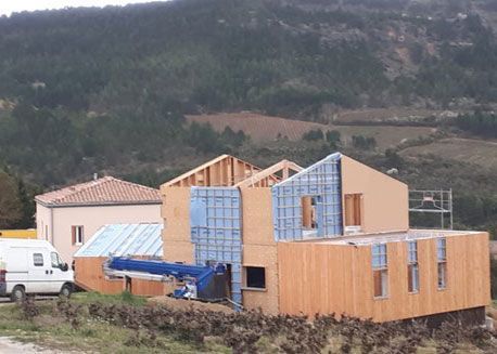 Maison à ossature bois en fin de construction