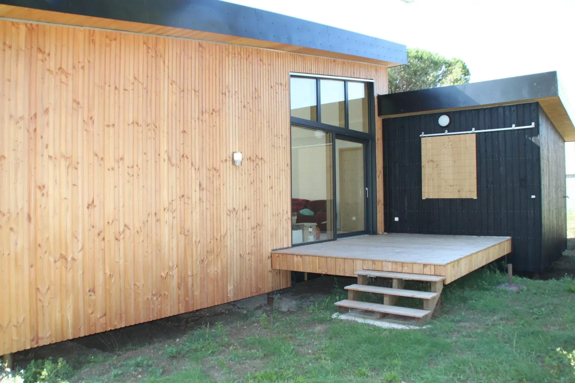 Entrée d'une maison en bois avec extension