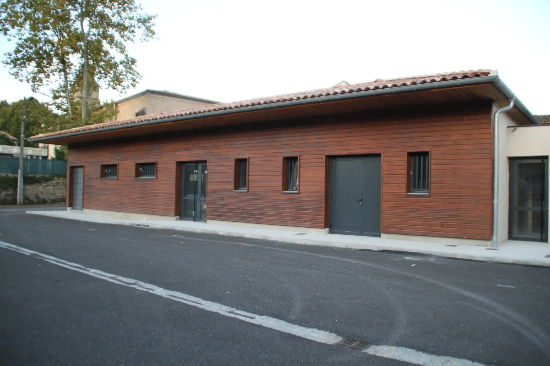 Devantage d'un bâtiment avec bardage en bois