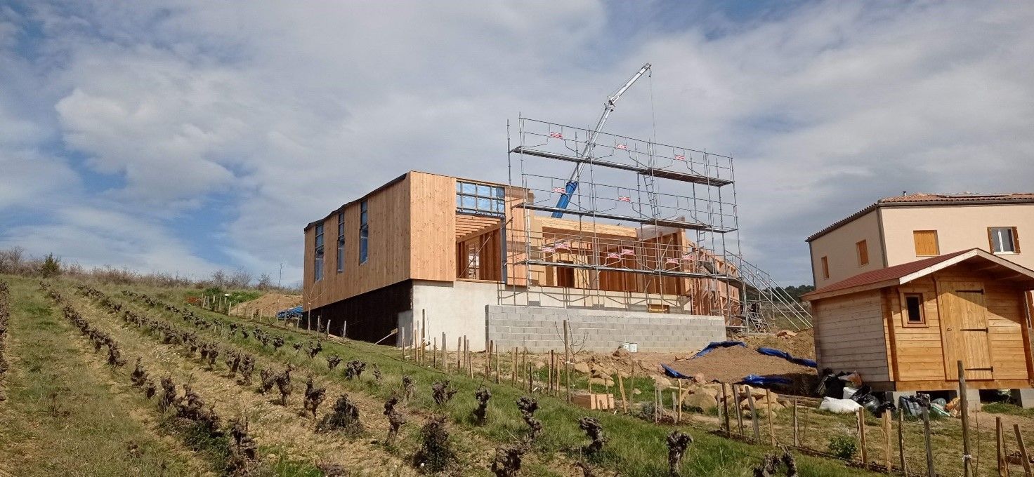 Maison à ossature bois en construction à flan de colline