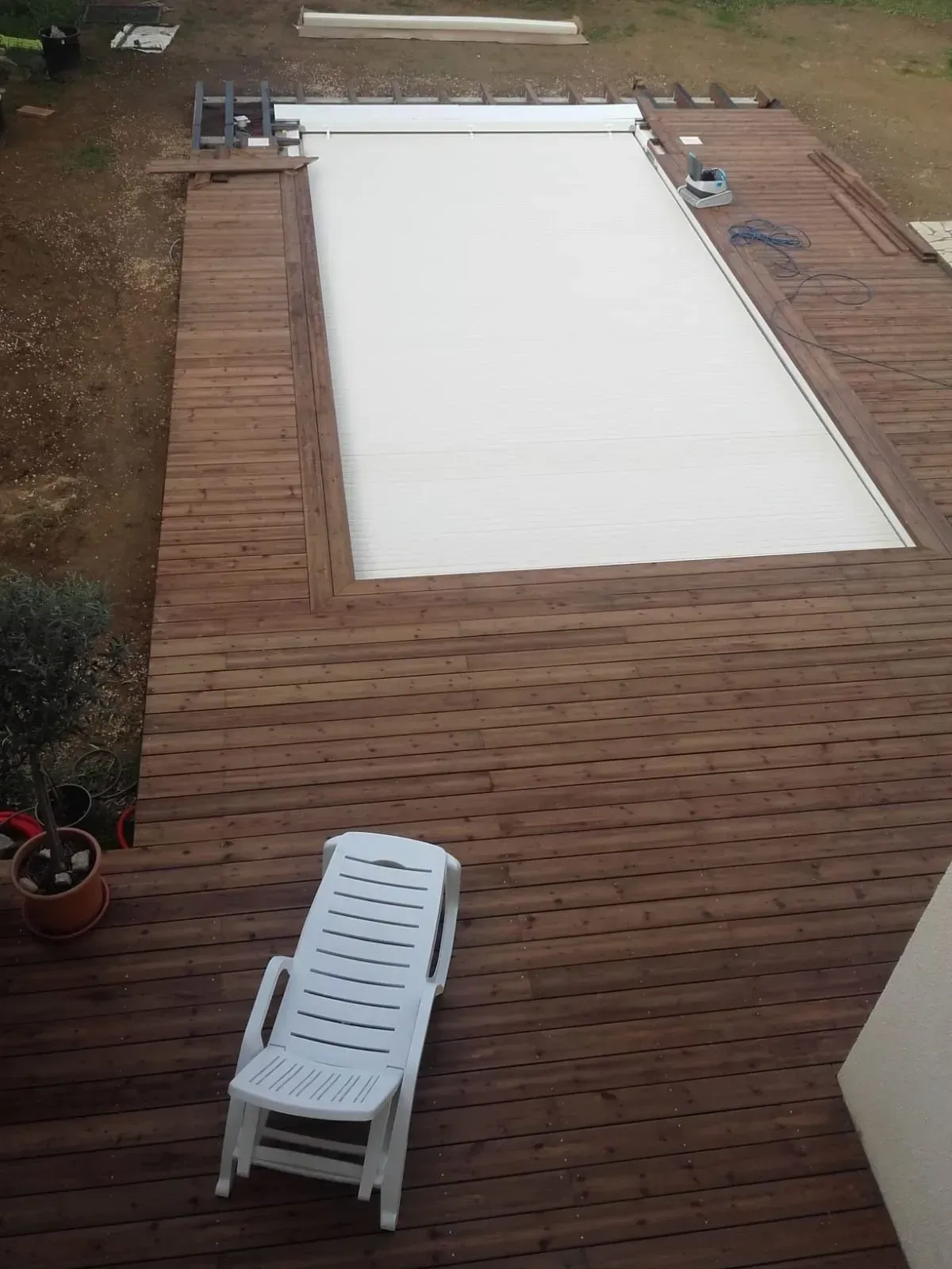 Entourage en bois d'une piscine