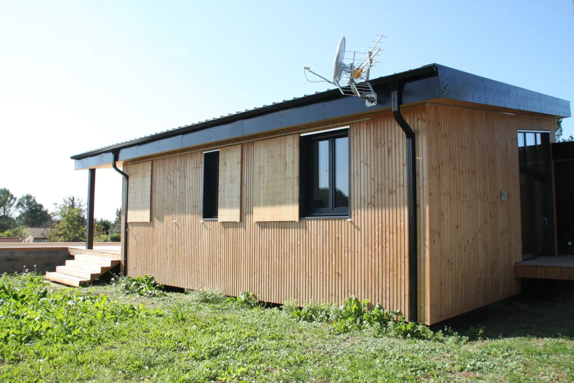 Image d'une maison en bois rénovée