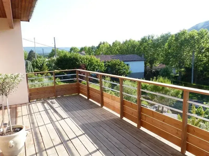 Balcon avec garde-corps en bois