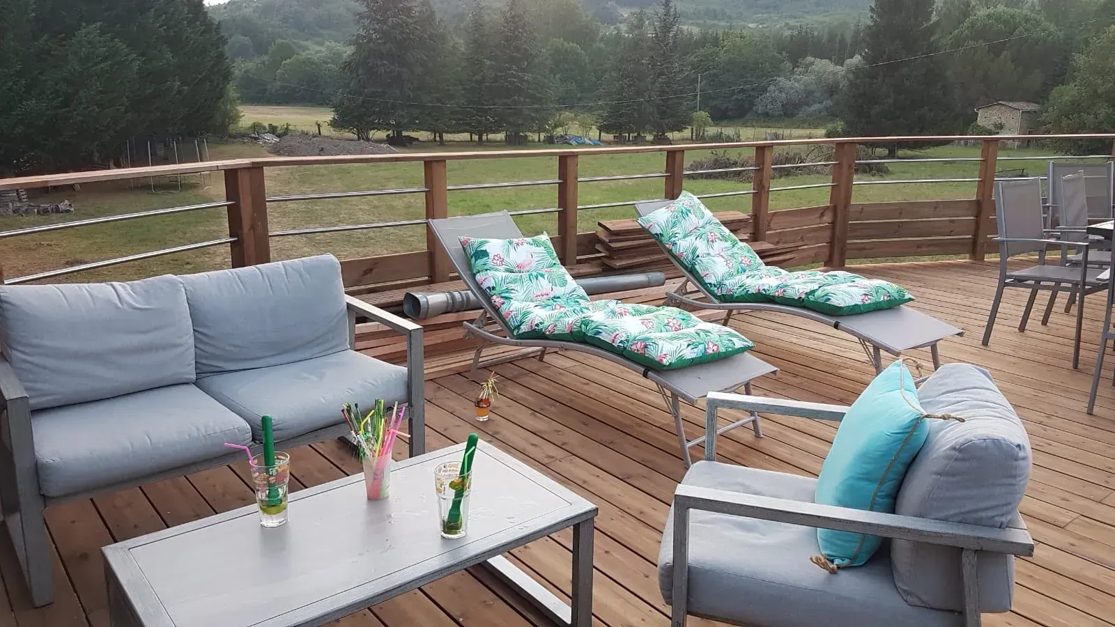 Terrasse en bois en extension d'une maison