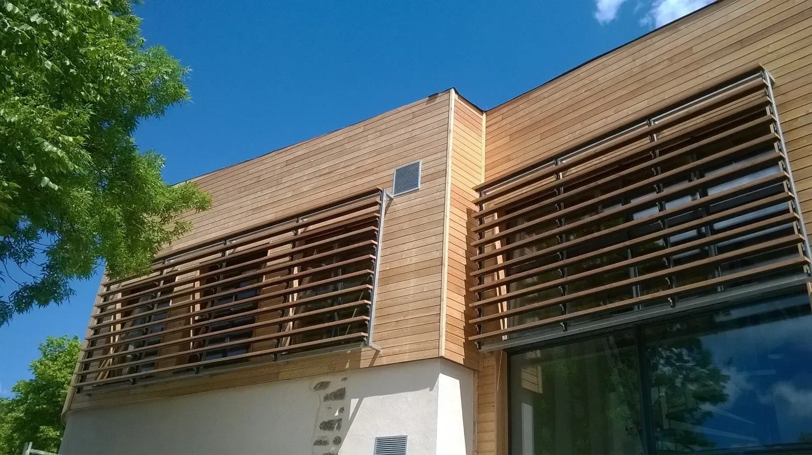 Façade en bois d'un bâtiment administratif