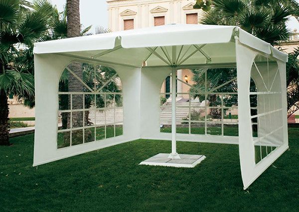 Una carpa blanca se encuentra sobre un exuberante césped verde.