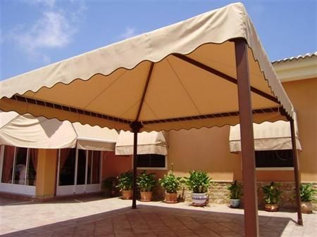 Una gran carpa está ubicada frente a una casa.