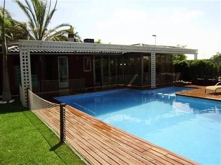 Una gran piscina frente a una casa