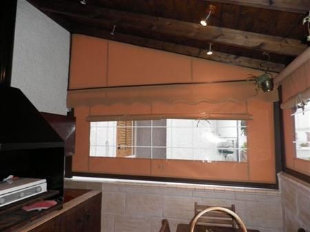 Una cocina con estufa y una ventana grande.