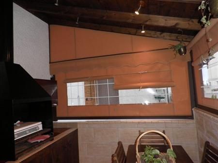 Una cocina con mesa y sillas y parrilla.