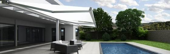 Hay una piscina en el patio trasero de una casa.