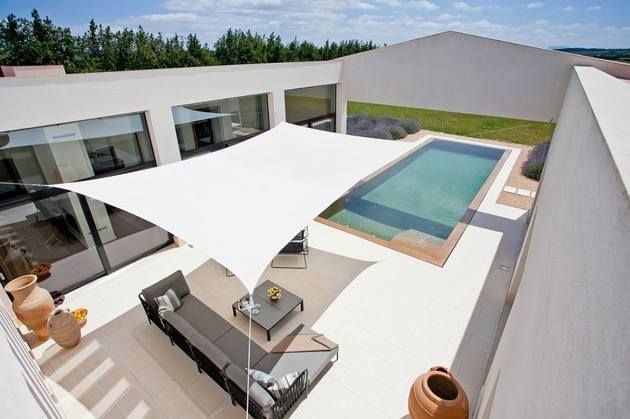 Una vista aérea de una casa con piscina