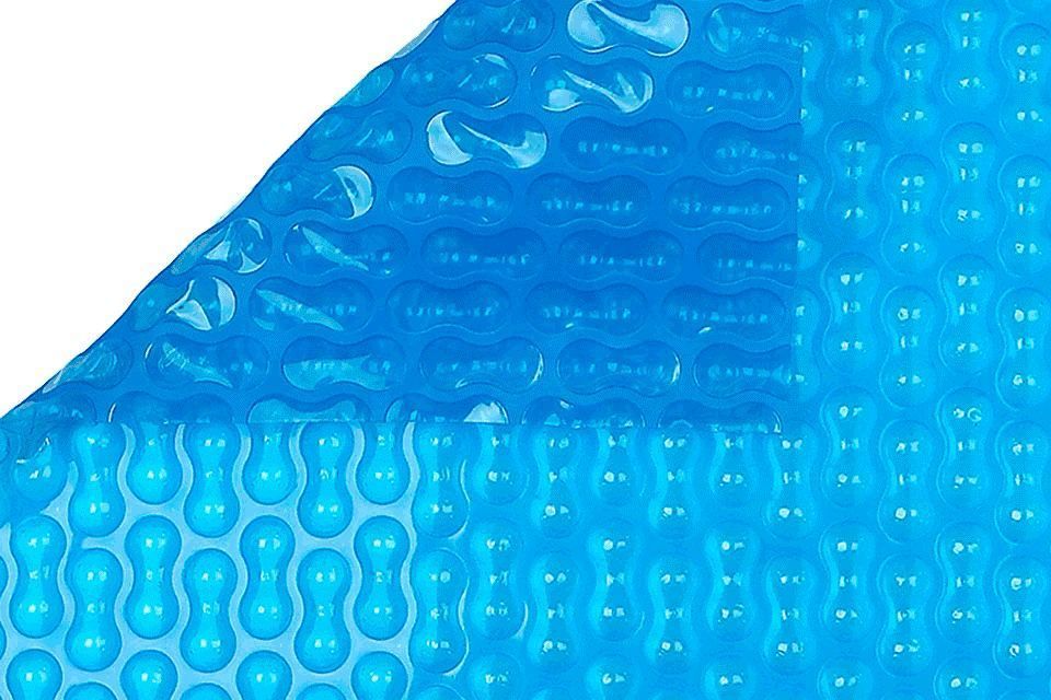 Un primer plano de una manta de burbujas azul sobre un fondo blanco.
