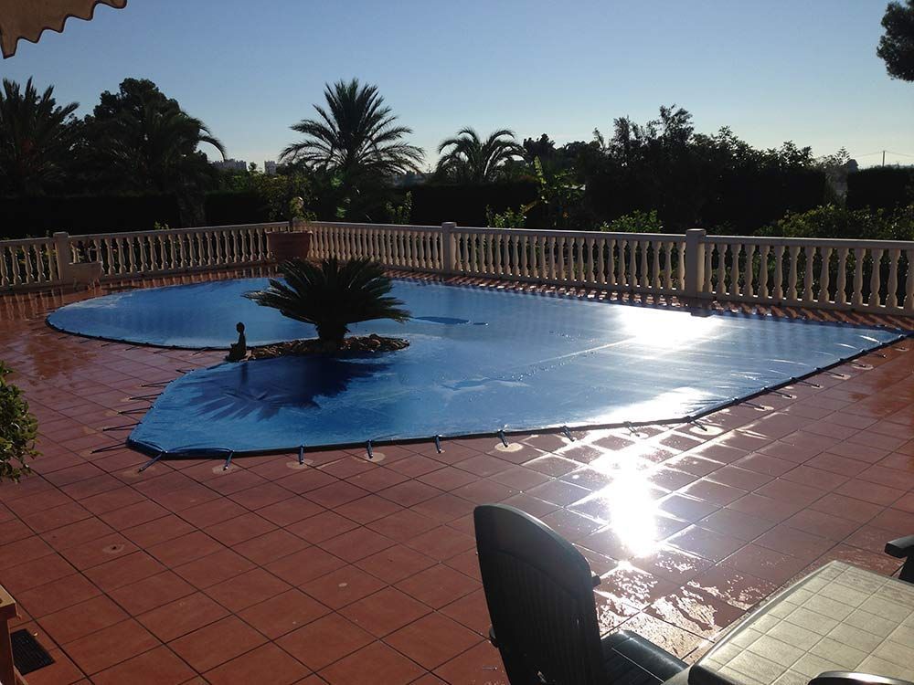 Una gran piscina con una cubierta azul.