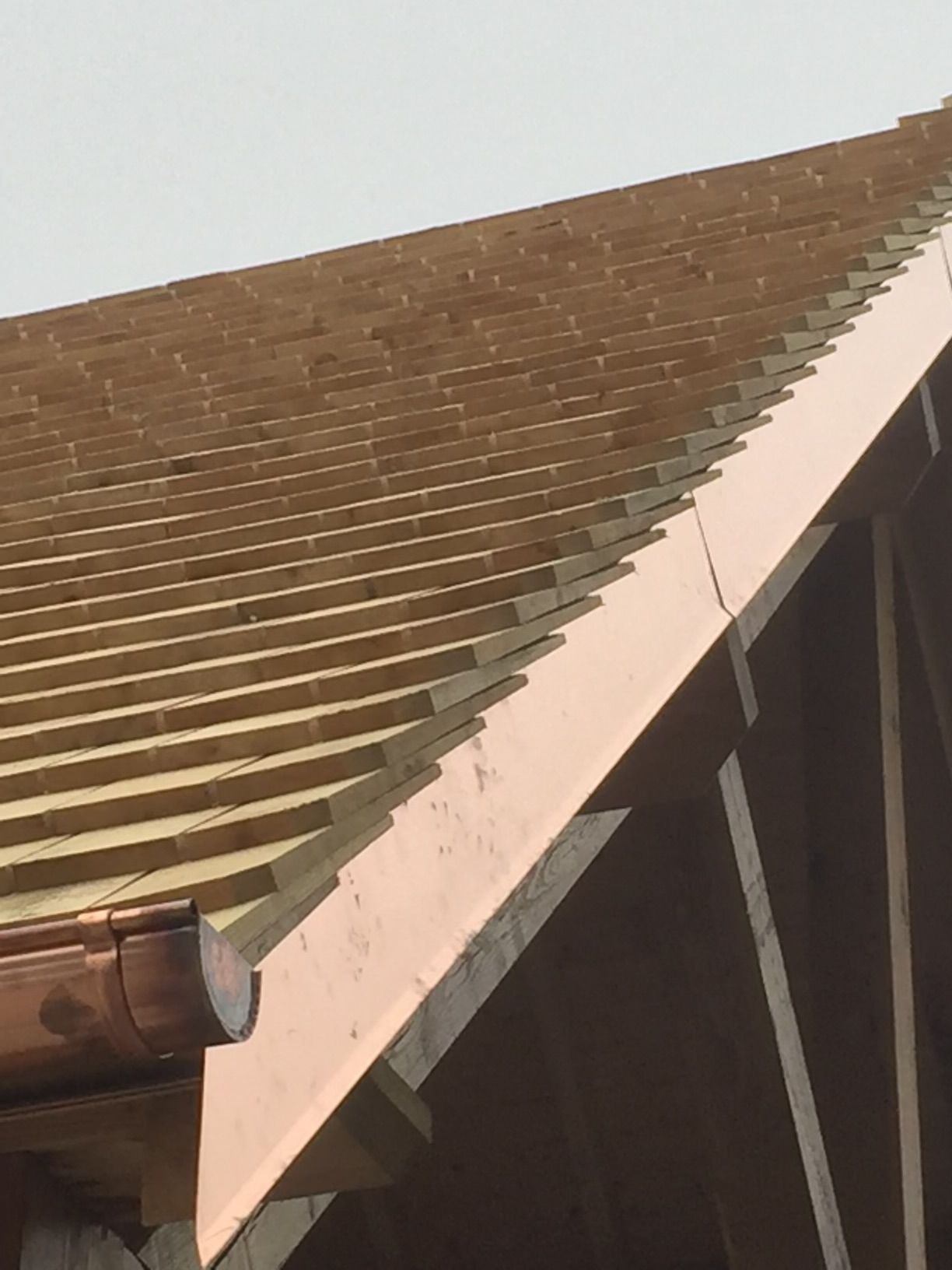 Gros plan sur le toit d'un garage avec charpente et gouttière