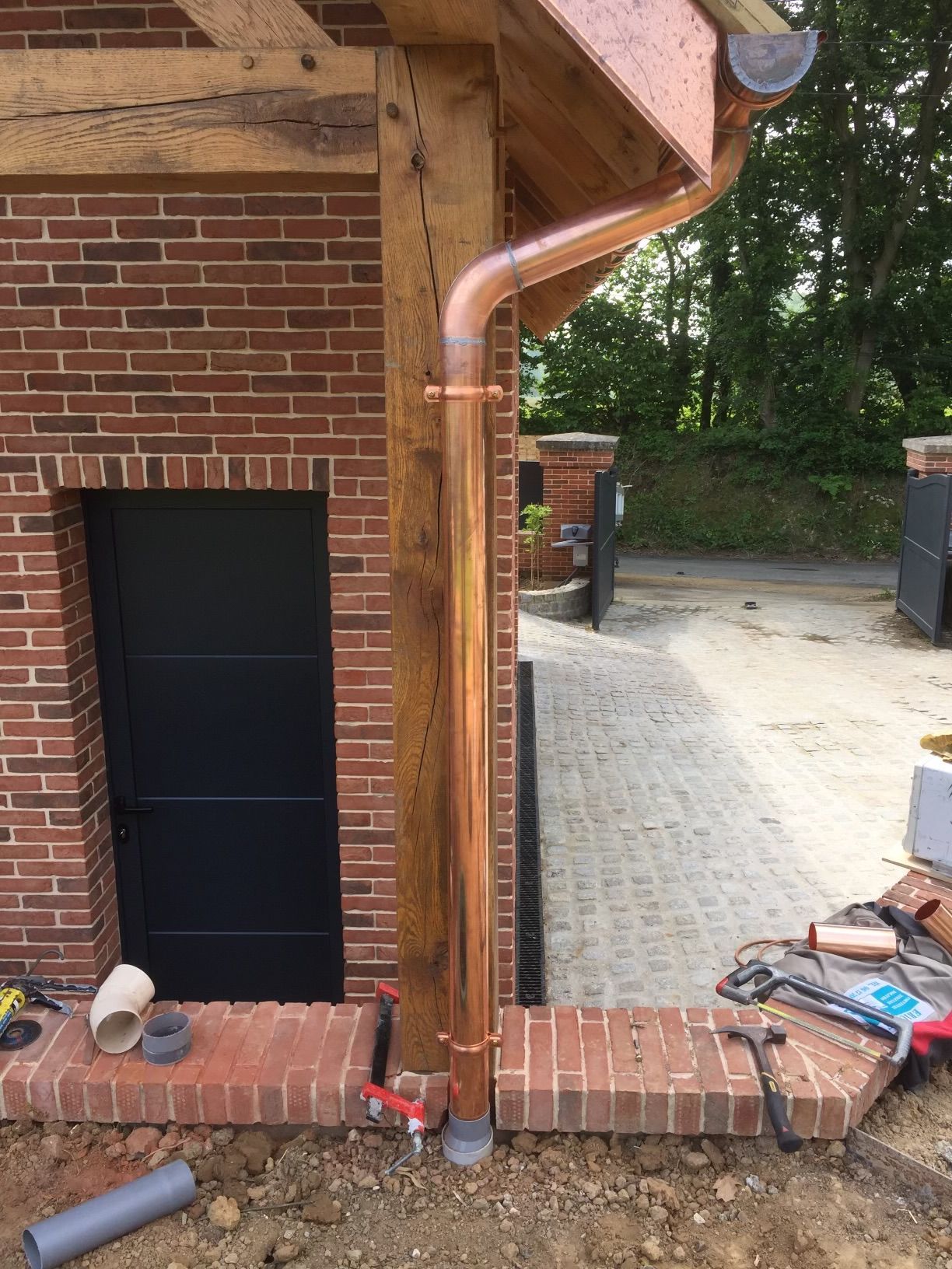 Mise en place d'une gouttière en cuivre le long d'un mur