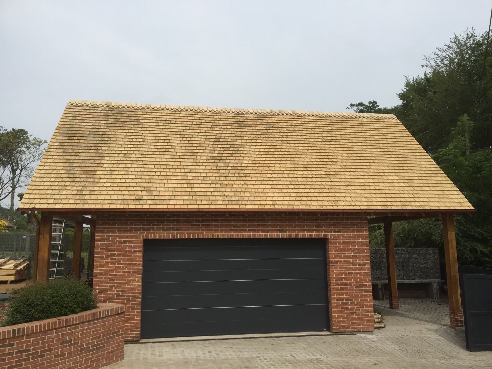 Construction d'un toit de garage vu de profil