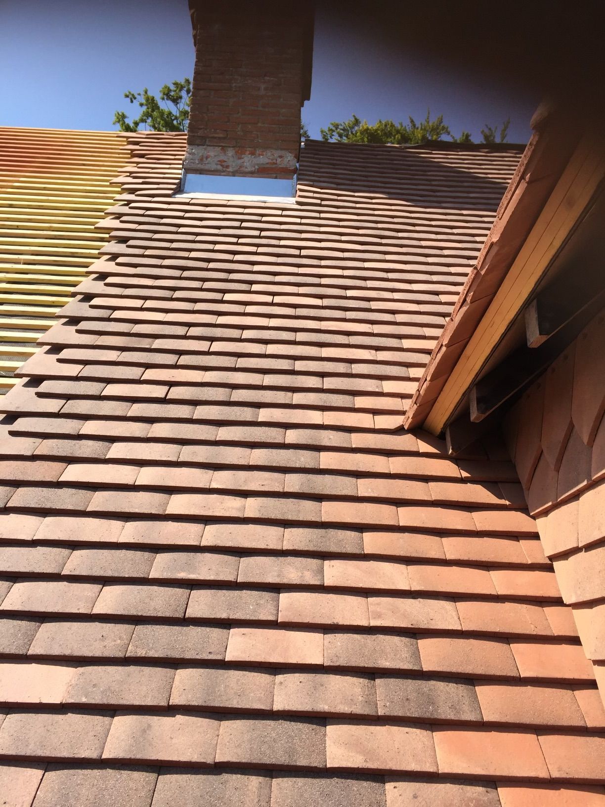 Toit en tuiles plates avec leur pose