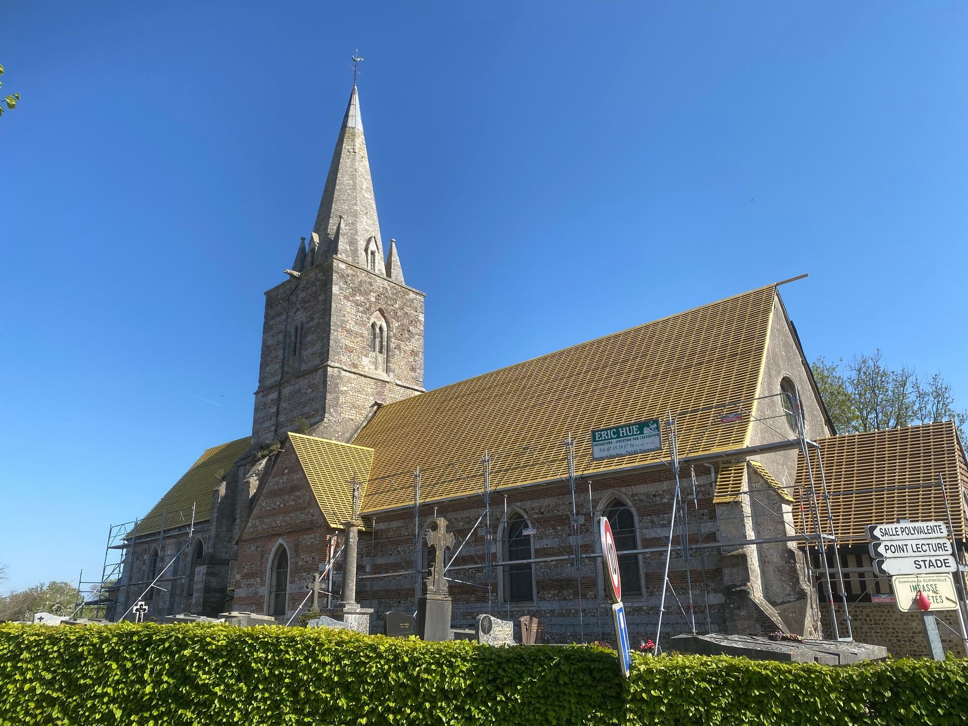 Travaux de charpente d'un toit d'église