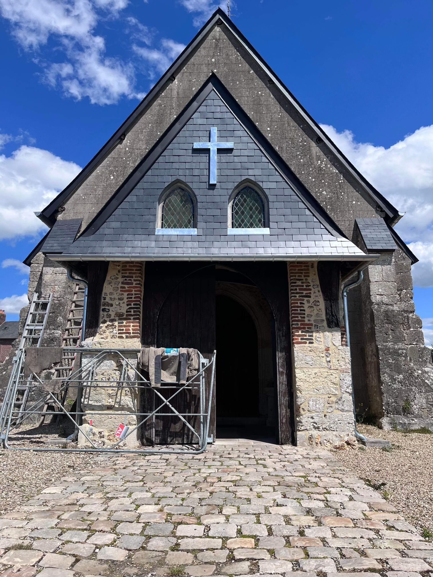 Devant de l'église avec toits en ardoise restaurés
