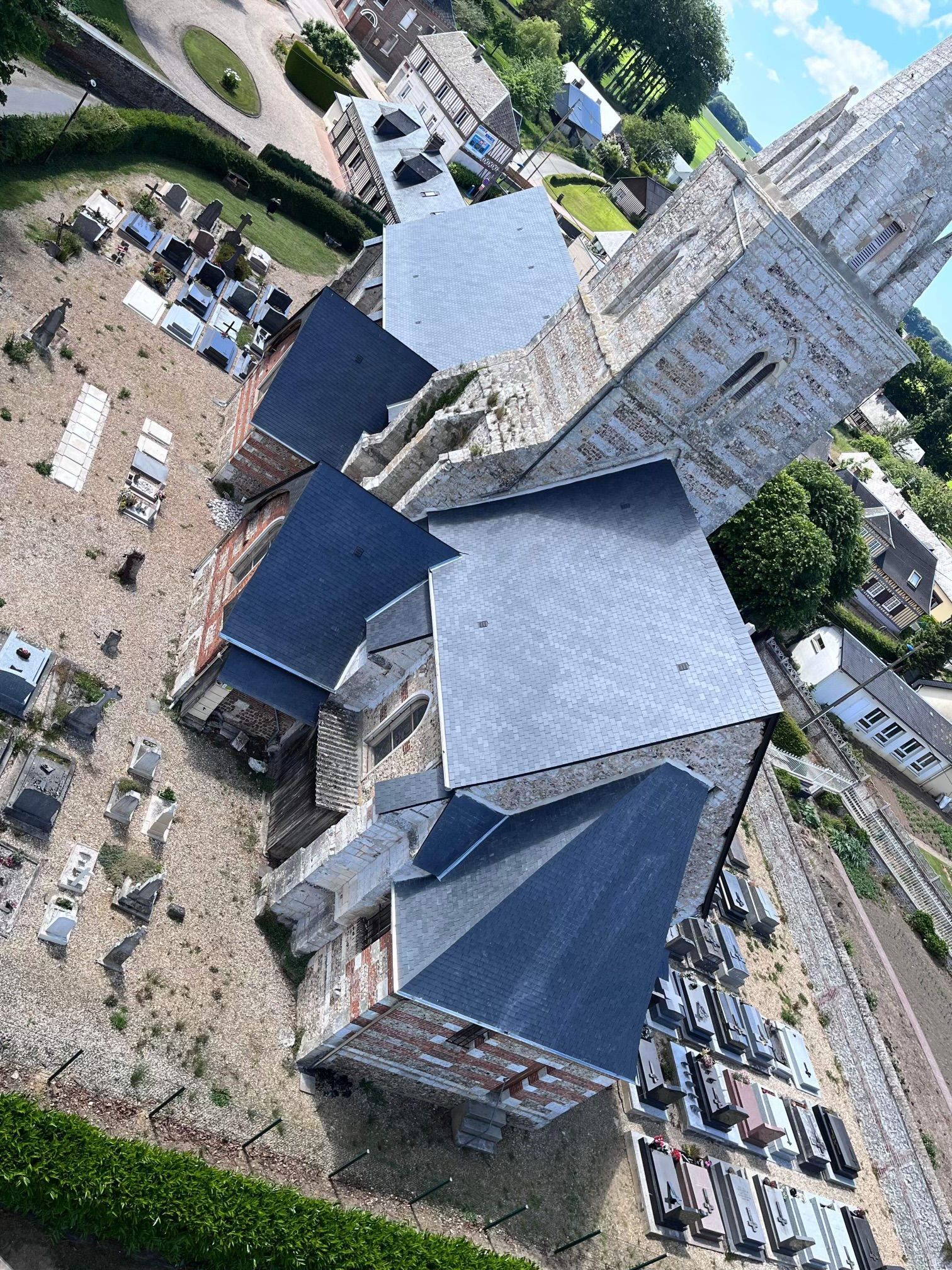 Angle pris d'un drône pour les travaux de réfection de toiture de l'église