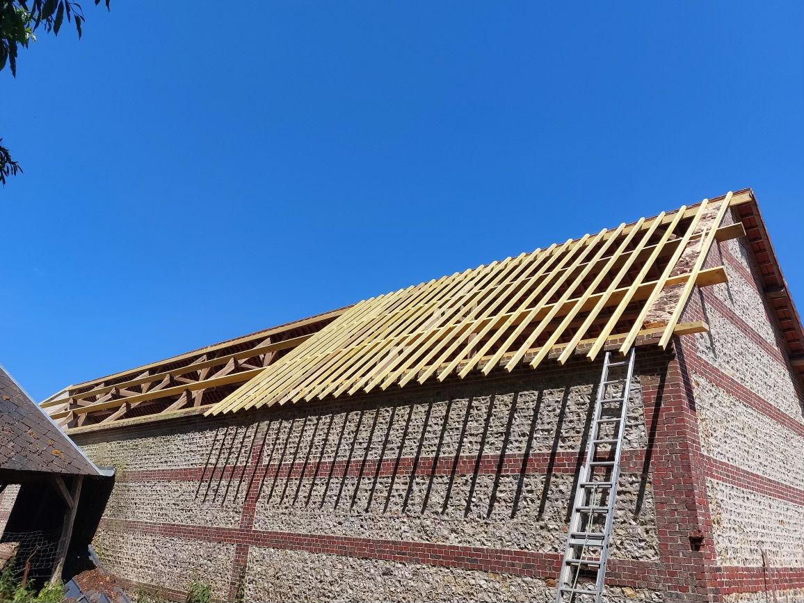 Construction d'une charpente pour une grange en cours
