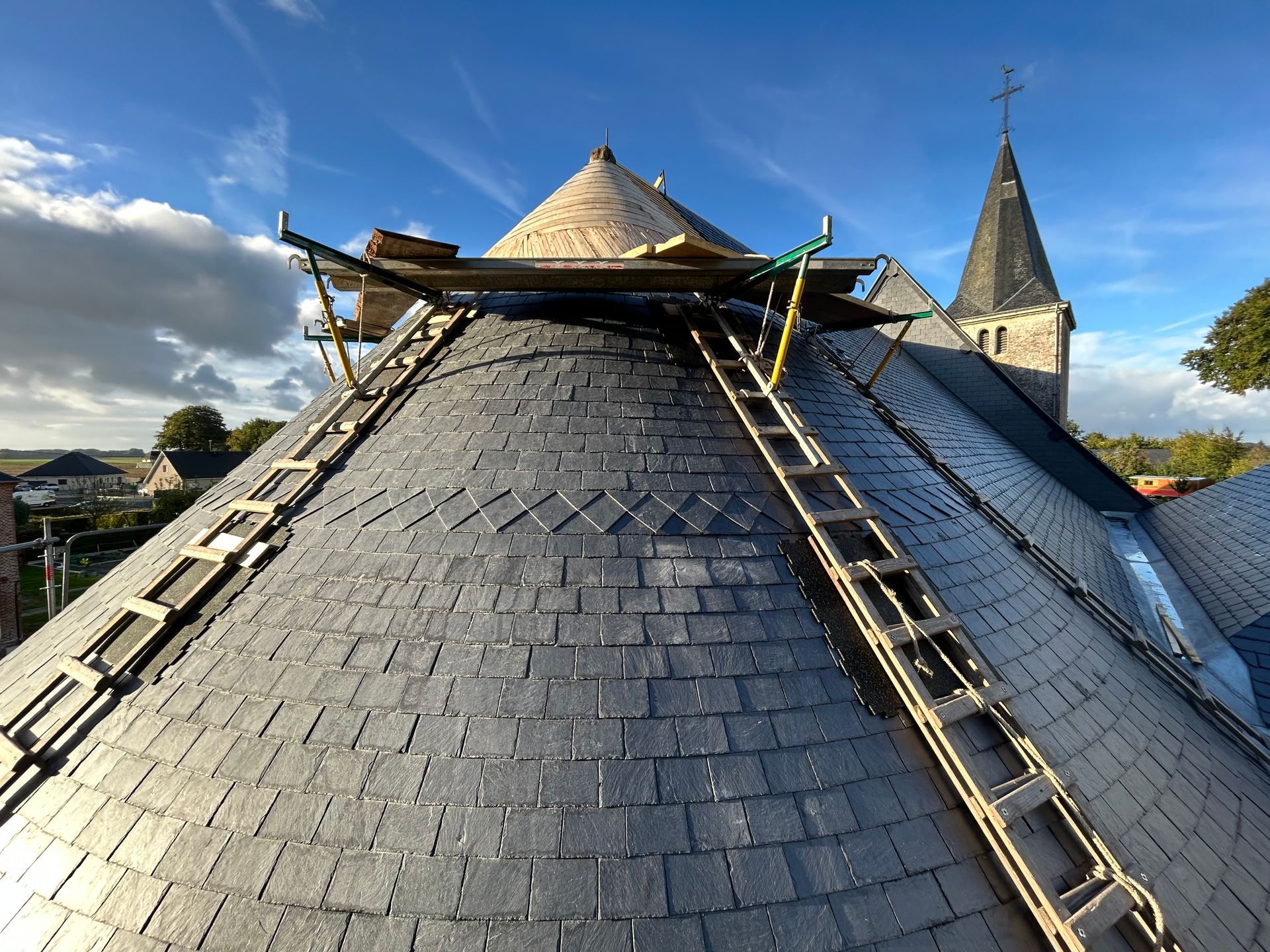 Travaux de pose d'ardoise d'un toit circulaire