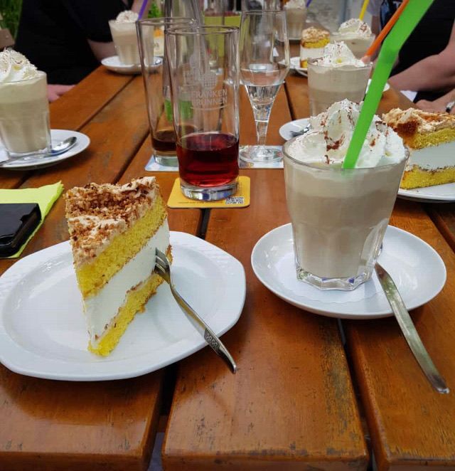 Kuchen und Kaffee auf einem Tisch