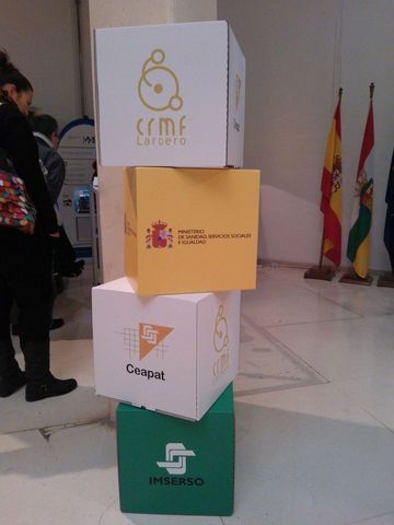 Varias cajas están apiladas una encima de otra, incluida una que dice cemf