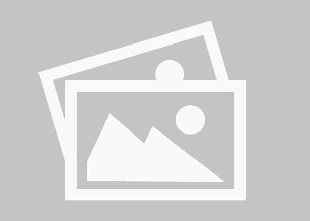 Zwei überlappende weiße Fotorahmen, einer mit einer Berg- und Sonnengrafik, der andere mit einem Punkt.