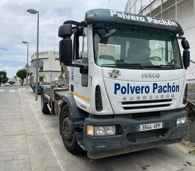 Un camión de carga Eurocargo de polvere pachon está estacionado al costado de la carretera.