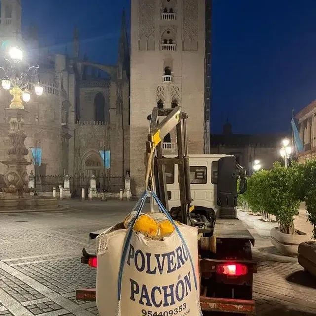 Una bolsa grande de pachón en polvo se encuentra en la parte trasera de un camión