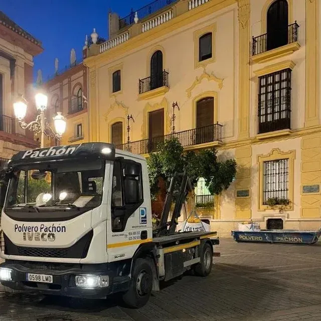 Un camión pachón está estacionado frente a un edificio