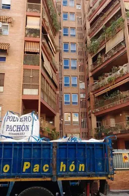 Un camión azul tiene la palabra pachón en la parte trasera
