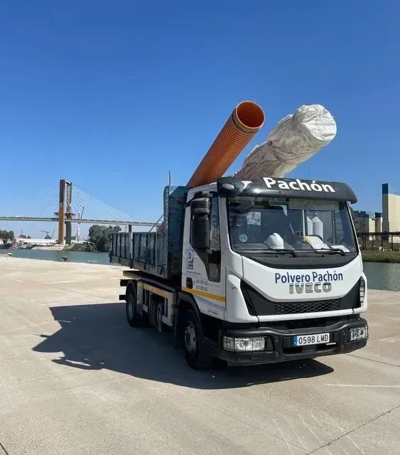 Una camioneta blanca con la palabra pachon en el frente